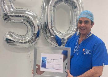 Recibe diploma de certificación y reconocimiento, por ser el pionero y el urólogo de mayor estadística en la técnica