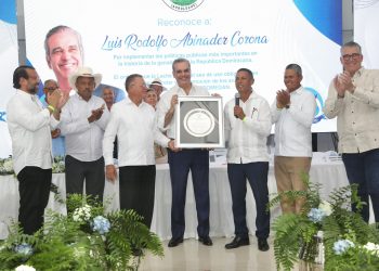 Productores de Leche del País entregan reconocimiento al presidente Abinader por implementar las políticas públicas más importantes en la historia de la ganadería