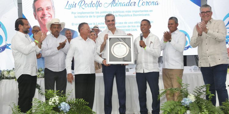 Productores de Leche del País entregan reconocimiento al presidente Abinader por implementar las políticas públicas más importantes en la historia de la ganadería
