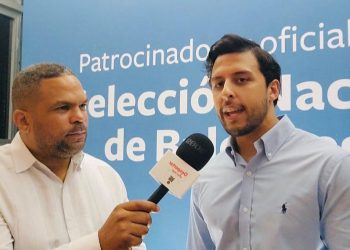 Empresario Raymond Rodríguez exhorta a los jóvenes a no abandonar los estudios mientras practican deportes