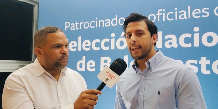 Empresario Raymond Rodríguez exhorta a los jóvenes a no abandonar los estudios mientras practican deportes