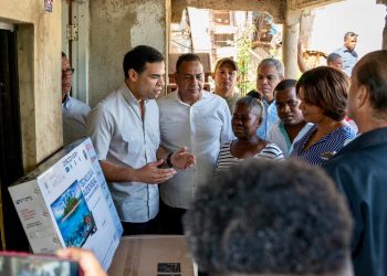 Roberto Ángel supervisa reparación de viviendas y entrega de enseres a familias de La Colorada en Monte Plata