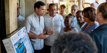 Roberto Ángel supervisa reparación de viviendas y entrega de enseres a familias de La Colorada en Monte Plata