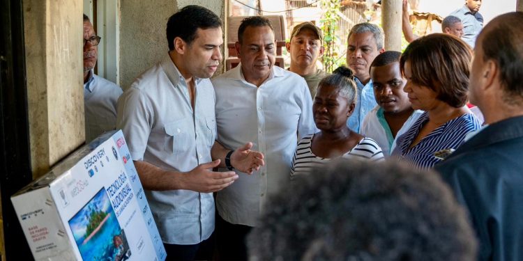 Roberto Ángel supervisa reparación de viviendas y entrega de enseres a familias de La Colorada en Monte Plata