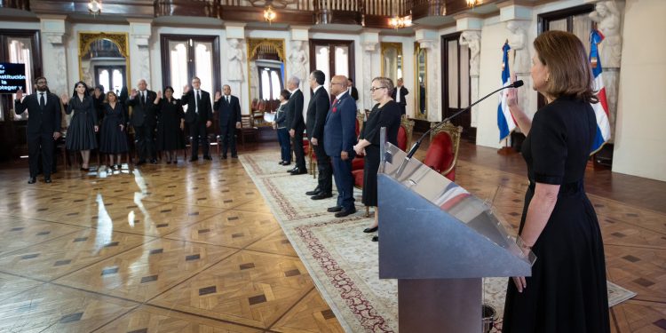 Vicepresidenta Raquel Peña juramenta los nuevos jueces del Tribunal Constitucional