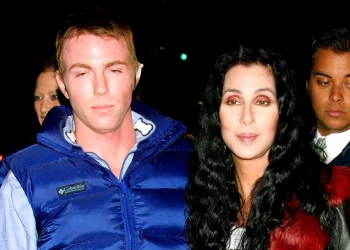 Cher solicitó la tutela de su hijo Elijah Blue Allman por «problemas de salud mental»
