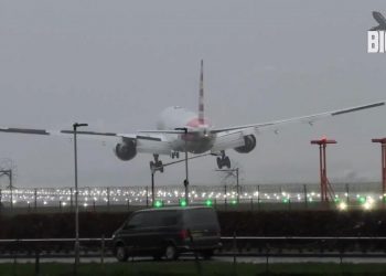 Video: El brusco y aterrador aterrizaje de un avión en el aeropuerto de Londres