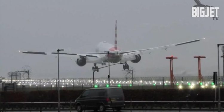 Video: El brusco y aterrador aterrizaje de un avión en el aeropuerto de Londres