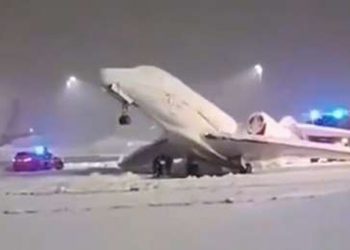 VIDEO: Un avión se congela en una pista de aterrizaje en Alemania