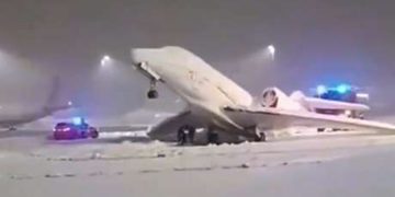 VIDEO: Un avión se congela en una pista de aterrizaje en Alemania