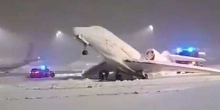 VIDEO: Un avión se congela en una pista de aterrizaje en Alemania