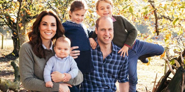El perturbador detalle en la postal navideña del príncipe William y Kate Middleton