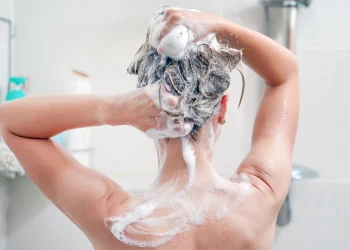 Así es cómo deberías lavarte el pelo