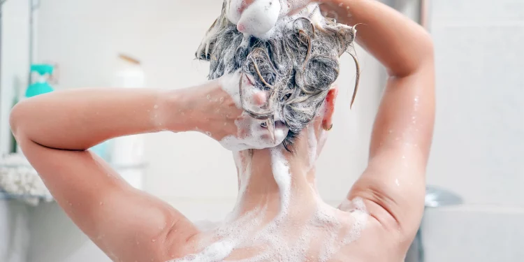 Así es cómo deberías lavarte el pelo