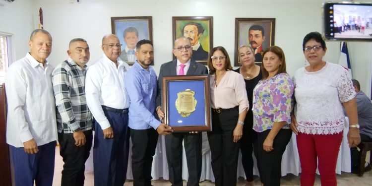 Ayuntamiento de Licey al Medio declara hijo meritorio a Maestro de la Medicina Plutarco Arias