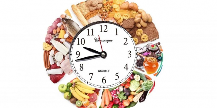 Comer a deshoras el fin de semana puede hacer que engordes