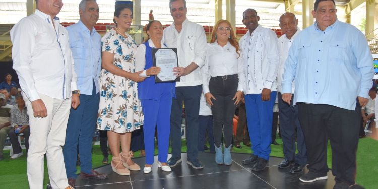 Presidente Abinader arranca 2024 entregando 800 títulos de un total de 1,456 que benefician más de 5 mil personas en Azua