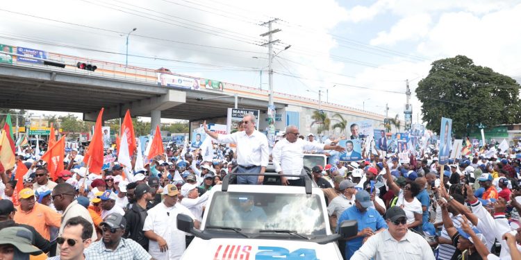 Abinader concluye recorrido en apoyo a los candidatos a las alcaldías de Santo Domingo Este, Boca Chica y Guerra
