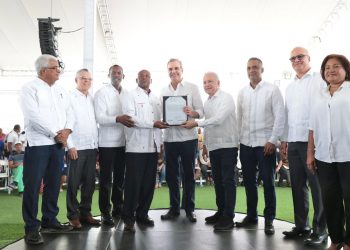 Presidente Abinader entrega 3100 títulos de propiedad a residentes del Tamarindo primero