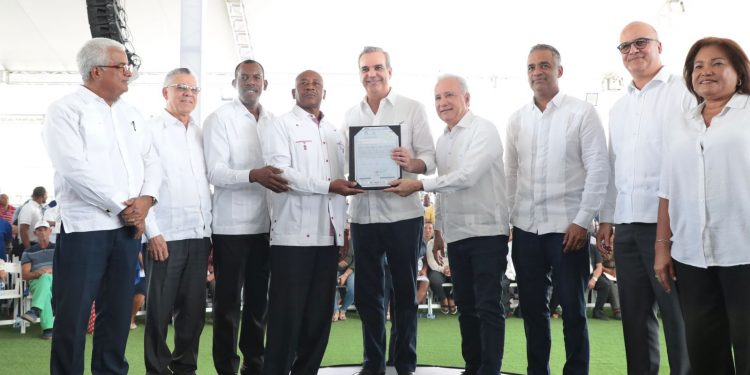 Presidente Abinader entrega 3100 títulos de propiedad a residentes del Tamarindo primero