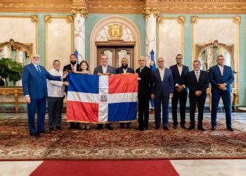 Presidente Abinader entrega bandera dominicana para la Serie del Caribe 2024 a los bicampeones nacionales Tigres del Licey