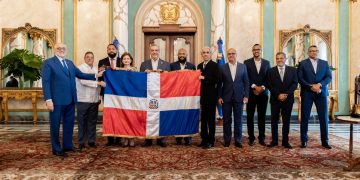 Presidente Abinader entrega bandera dominicana para la Serie del Caribe 2024 a los bicampeones nacionales Tigres del Licey