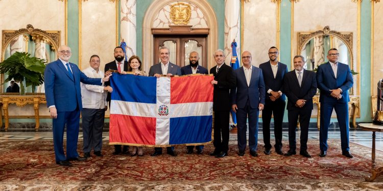Presidente Abinader entrega bandera dominicana para la Serie del Caribe 2024 a los bicampeones nacionales Tigres del Licey