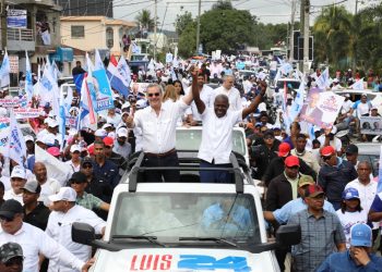 Abinader recorre Villa Altagracia, El Carril, Haina y San Cristóbal en multitudinarias caravanas