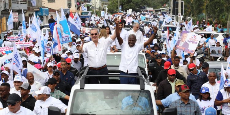 Abinader recorre Villa Altagracia, El Carril, Haina y San Cristóbal en multitudinarias caravanas