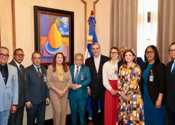 Presidente Abinader se reúne en el Palacio Nacional con comisión del Colegio Médico Dominicano