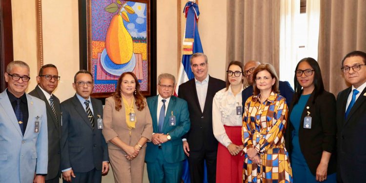 Presidente Abinader se reúne en el Palacio Nacional con comisión del Colegio Médico Dominicano
