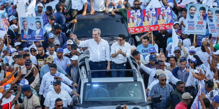 Presidente Abinader sella la victoria de Dío Astacio en SDE