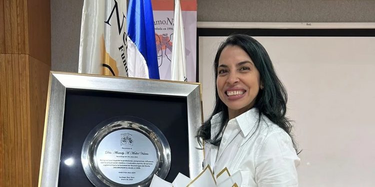 Reconocen destacada trayectoria médica y académica de la doctora Anandy Mallol