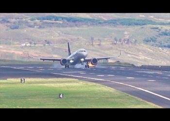 VIDEO: Avión de pasajeros sufre un fallo de motor y rebota en la pista de un aeropuerto portugués