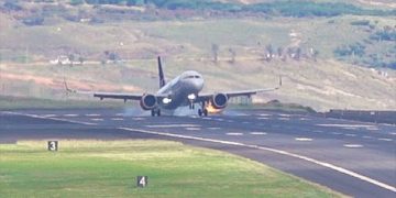 VIDEO: Avión de pasajeros sufre un fallo de motor y rebota en la pista de un aeropuerto portugués