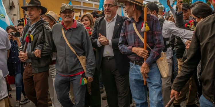 La frágil democracia de Guatemala pone sus esperanzas en un nuevo presidente