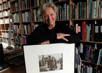 Murió Françoise Bornet, la protagonista de la famosa foto del beso de Robert Doisneau en París