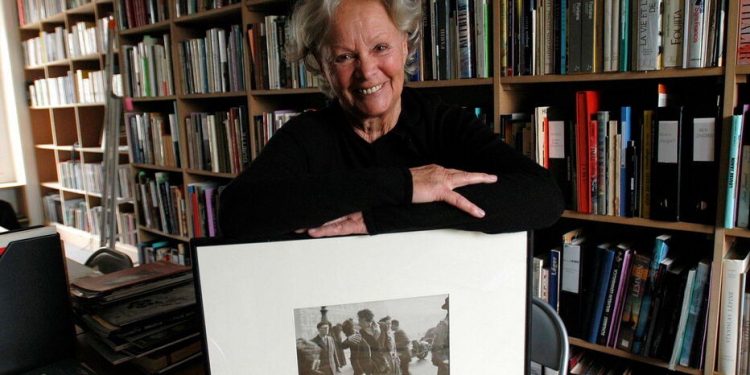 Murió Françoise Bornet, la protagonista de la famosa foto del beso de Robert Doisneau en París