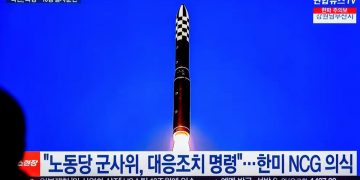 Corea del Norte lanza un misil balístico que puede alcanzar bases distantes de EE.UU.