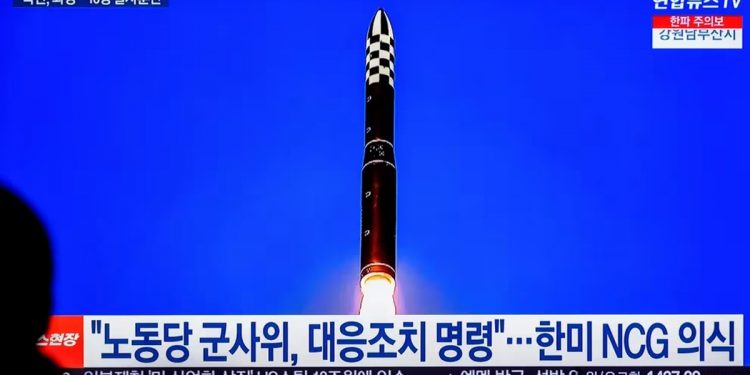 Corea del Norte lanza un misil balístico que puede alcanzar bases distantes de EE.UU.