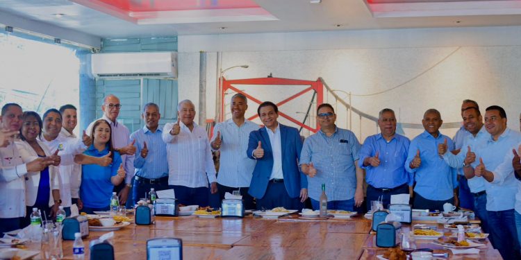 Daniel Rivera sesiona exitosamente con los alcaldes y candidatos del PRM y aliados municipales en Santiago