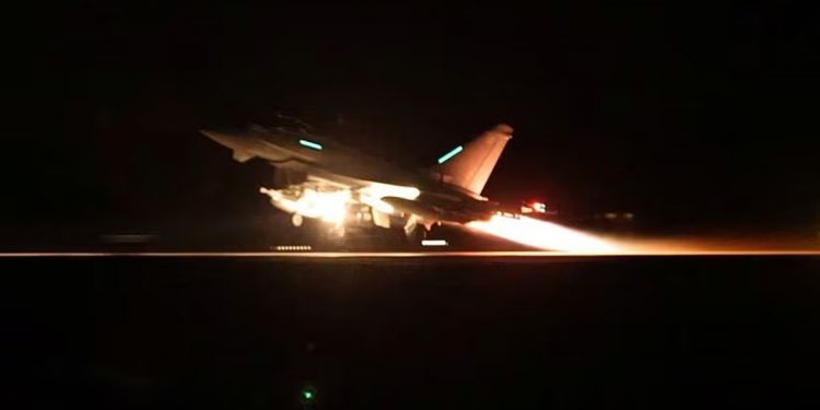 EE.UU. y el Reino Unido bombardean Yemen