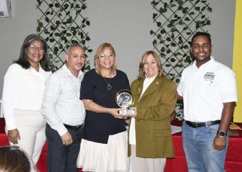 Educación otorga reconocimiento al Hospital Arturo Grullón por el éxito de su aula hospitalaria