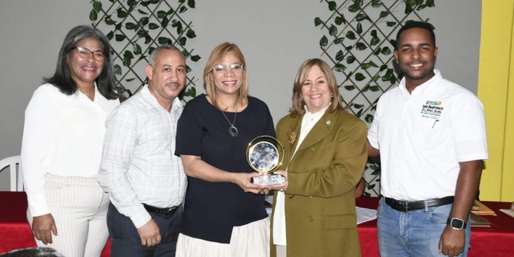 Educación otorga reconocimiento al Hospital Arturo Grullón por el éxito de su aula hospitalaria