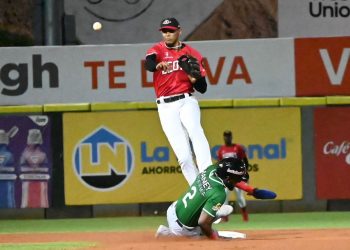 Estrellas superan 3-0 a Leones en el Quisqueya