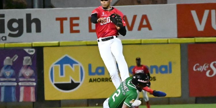 Estrellas superan 3-0 a Leones en el Quisqueya