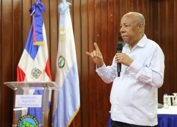 Director IAD recibe informes para propuestas de transformación institucional