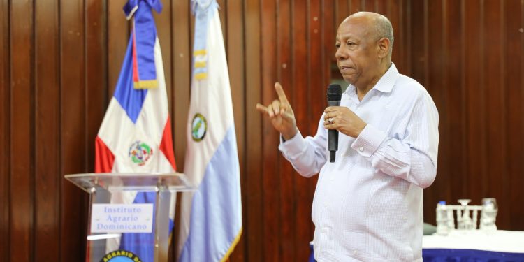 Director IAD recibe informes para propuestas de transformación institucional