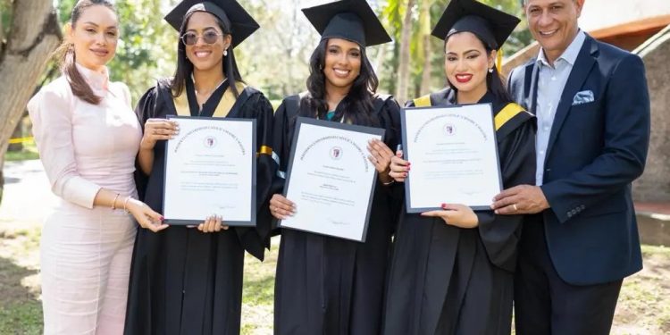 Fundación Robinson Díaz entrega tres nuevos profesionales de la PUCMM