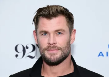 Chris Hemsworth, sin camiseta y con los pies en la nieve: un vistazo a sus vacaciones familiares en Japón